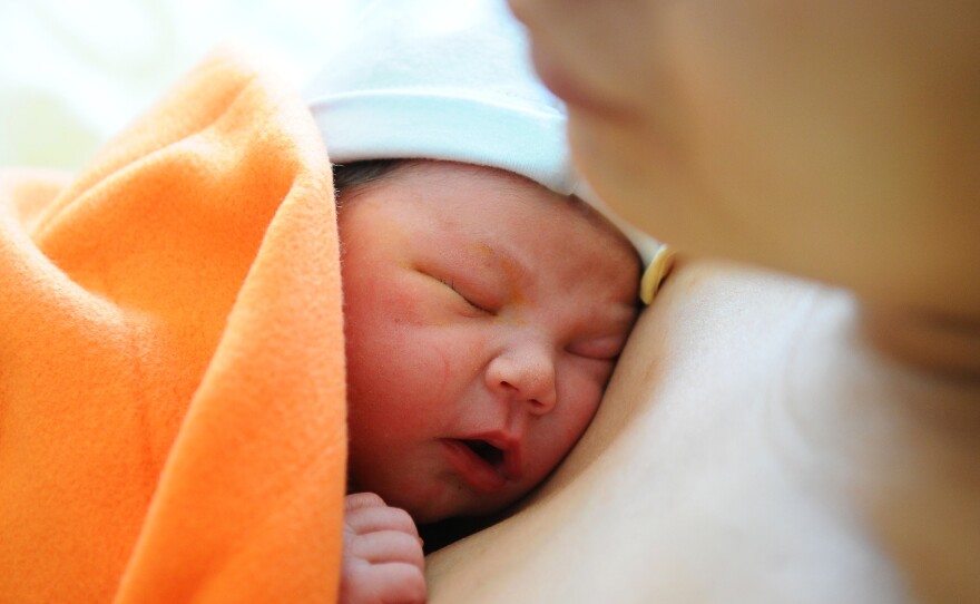 The World Health Organization has endorsed waiting to clamp the umbilical cord for at least one minute after a baby is born.