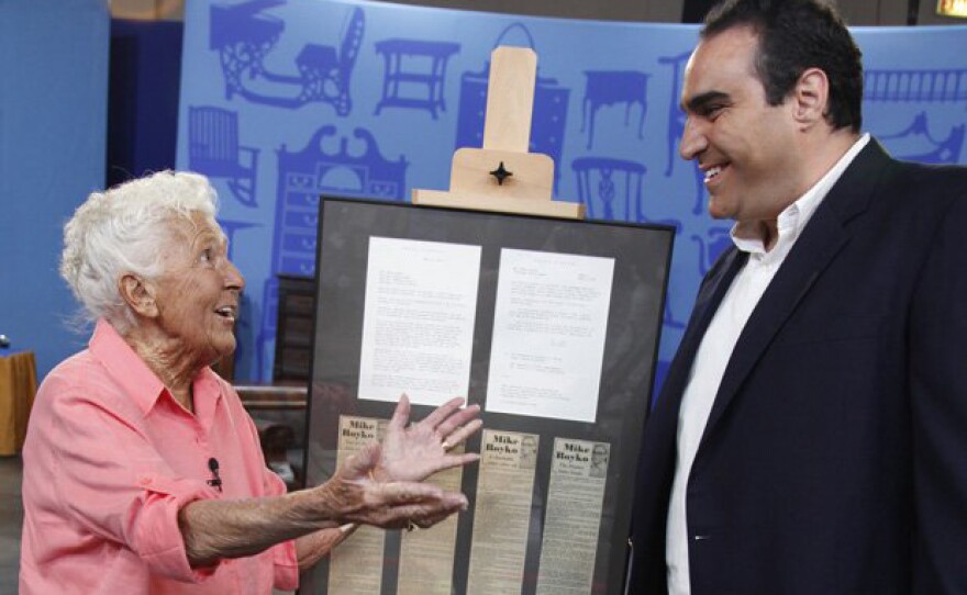 This impressive haul includes a 1976 letter from legendary crooner Frank Sinatra to Chicago Daily News columnist Mike Royko. An enraged Sinatra is responding to the columnist’s unflattering jibes; in turn, Royko printed Sinatra’s letter, then auctioned it for charity. Appraiser Simeon Lipman delights the letter’s owner with his valuation of $15,000.