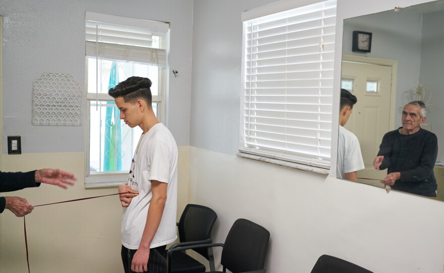 Yossell is being treated for gastritis by a Cuban healer at his home in Tampa, Florida. Since he arrived in the country, he has been suffering from pain and has lost several kilos. The doctor told him it was the result of the stress of the journey and his new immigration status.