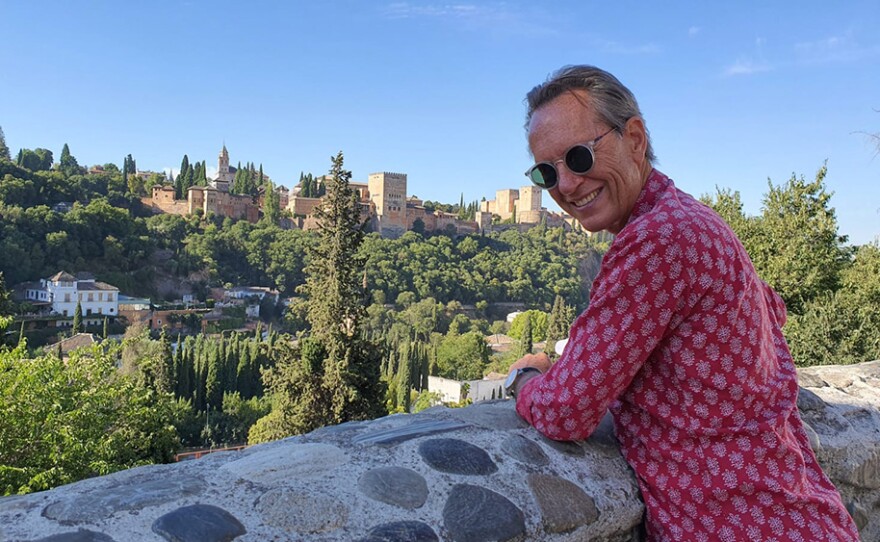 Richard E. Grant obtient une vue de l'Alhambra, Grenade. 