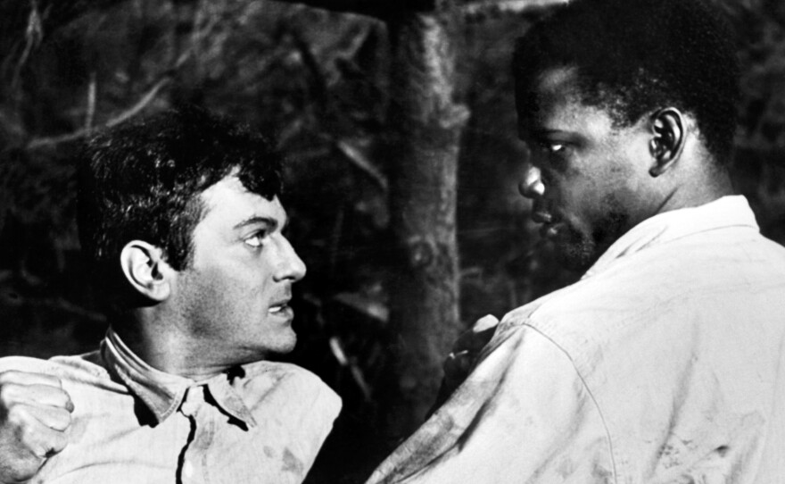 Tony Curtis as "Joker" and Poitier as "Noah" in <em>The Defiant Ones,</em> directed by Stanley Kramer.