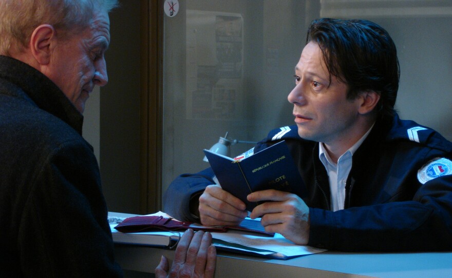 Georges Palet (André Dussollier) bring the found wallet to the police (Mathieu Amalric) in "Wild Grass"