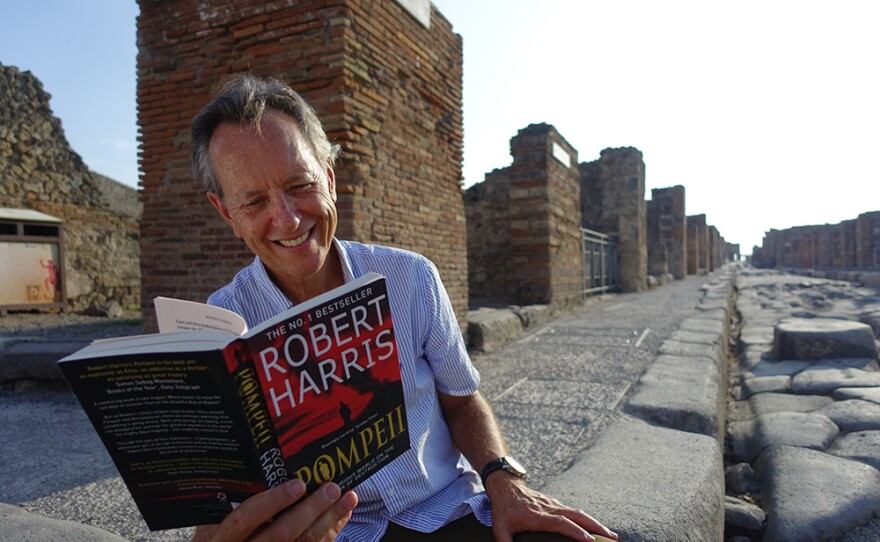 DSC03572_reading Pompeii.jpg