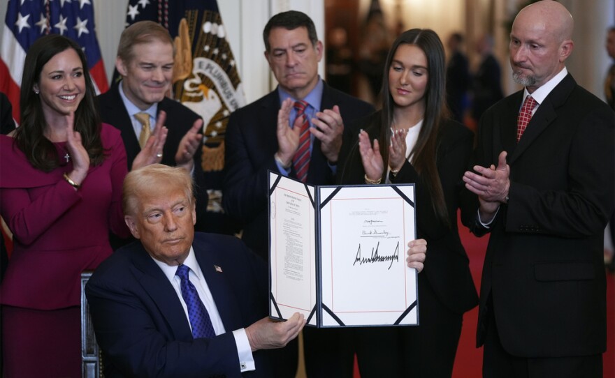 El presidente estadounidense Donald Trump sostiene un documento luego de promulgar la Ley Laken Riley durante un evento en la Sala Este de la Casa Blanca, en Washington, el miércoles 29 de enero de 2025. (AP Foto/Evan Vucci)