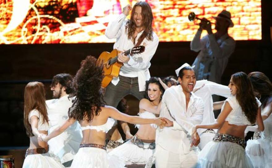 Virtuoso guitarist Benise takes viewers on an international journey of musical genres, including salsa, flamenco, tango, waltz, samba and more.