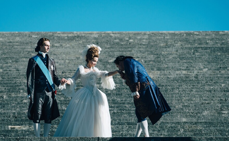 Louis Cunningham (Louis), Emilia Schüle (Marie Antoinette), James Purefoy (Le Roi, The King)