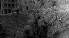 Soviet soldiers move through city trenches, Stalingrad, autumn 1942.