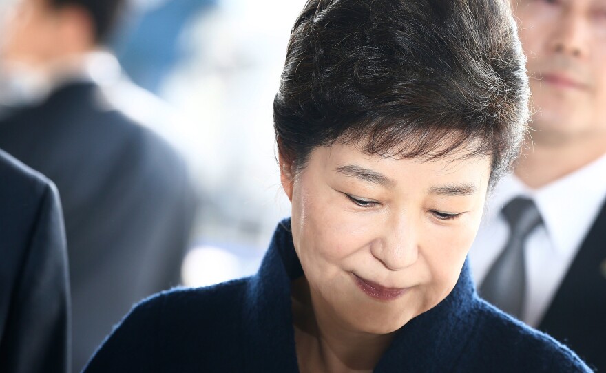 Ousted President Park Geun-hye arrives at the Seoul Central District Prosecutors Office last month for questioning.