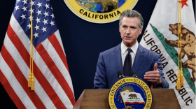 El gobernador Gavin Newsom se dirige a los medios durante una conferencia de prensa en la que presentó su propuesta de presupuesto revisada para 2024-25 en el Capitol Anexo Swing Space en Sacramento el 10 de mayo de 2024. Foto de Fred Greaves, CalMatters