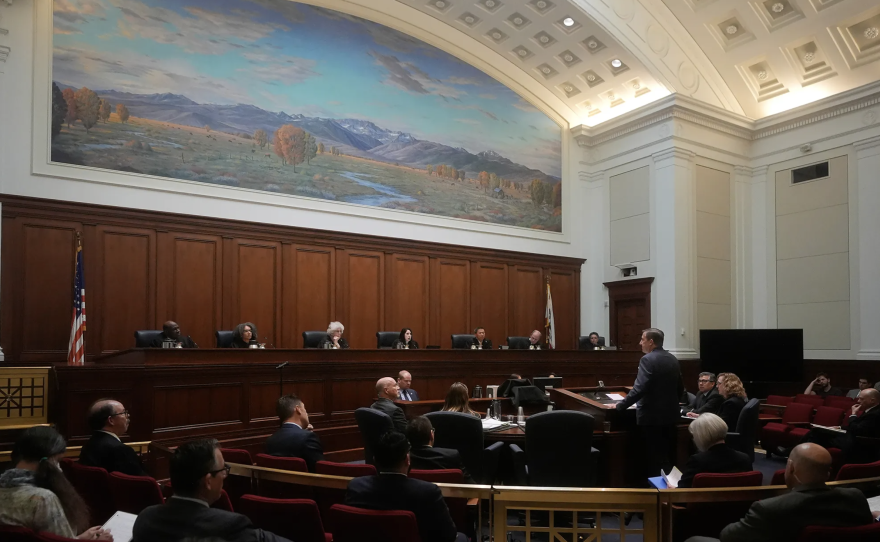 Thomas Hiltachk, en representación de los defensores de una medida electoral anti impuestos que se pidió a la Corte Suprema de California que retirara de la boleta electoral de noviembre, habla en el tribunal de San Francisco, el 8 de mayo de 2024. Foto de Jeff Chiu, AP Photo Pool