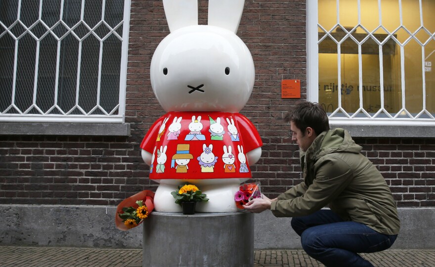 People put flowers at Miffy's statue outside the Nijntje Museum in the Dutch city of Utrecht on Friday, commemorating the death of Dick Bruna.