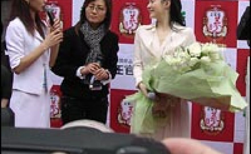 Lee Young-ae (at right) the South Korean star of the <em>The Jewel in the Palace</em>, promotes a brand of ginseng in Shanghai.
