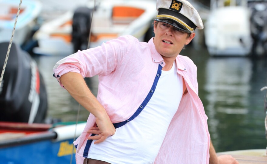 DI Humphrey Goodman (Kris Marshall) in a scene from Season 5 of DEATH IN PARADISE.
