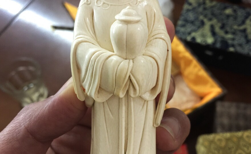 Figures of ancient female attendants are one of the specialties of senior Beijing-based ivory carver Li Chunke.