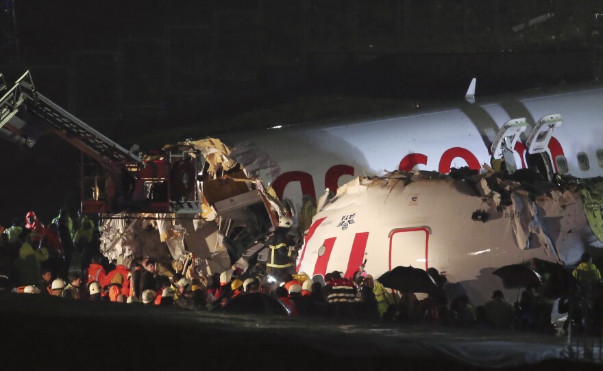 Plane Breaks Apart In A Turkish Field, Killing 1 And Injuring Nearly 160