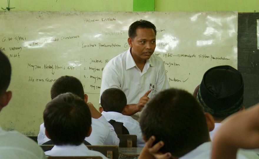 A teacher propagates the existing rhetoric on the Indonesian genocide to his pupils.