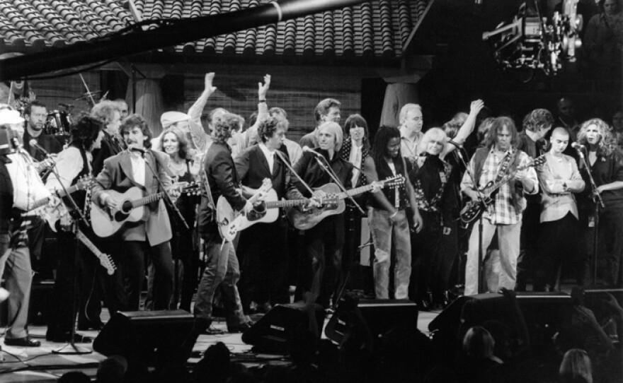 Bob Dylan (center) and performers at the finale. GREAT PERFORMANCES presents an encore of highlights from 1992’s star-studded concert tribute to pop music icon Bob Dylan at Madison Square Garden.