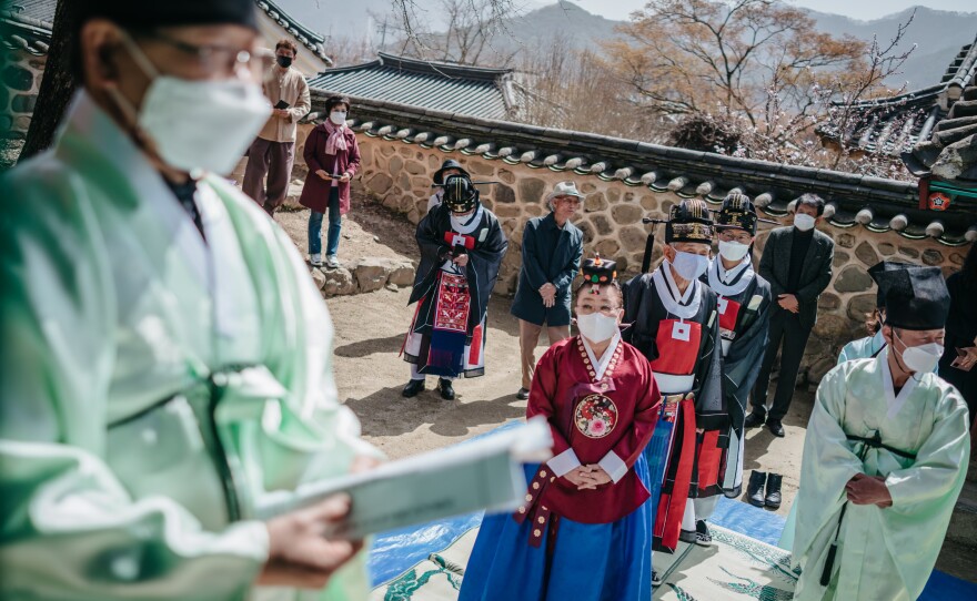 Lee Bae-yong and other officials wait to enter the memorial hall at Museong Seowon. She is the first woman to make offerings at the academy.