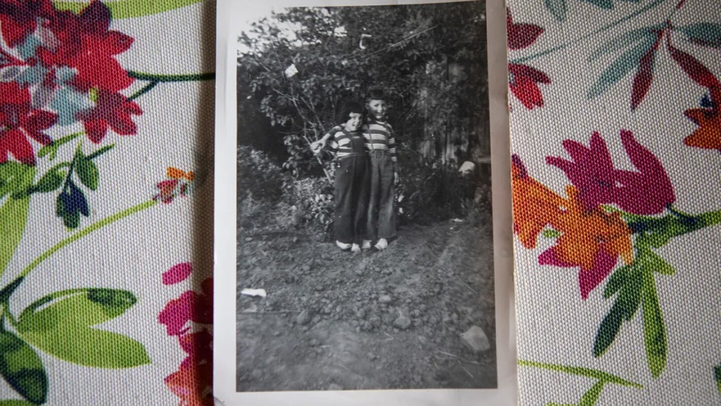 Una fotografía familiar de Bárbara Flores y su hermana en el patio trasero de su casa en 1953.