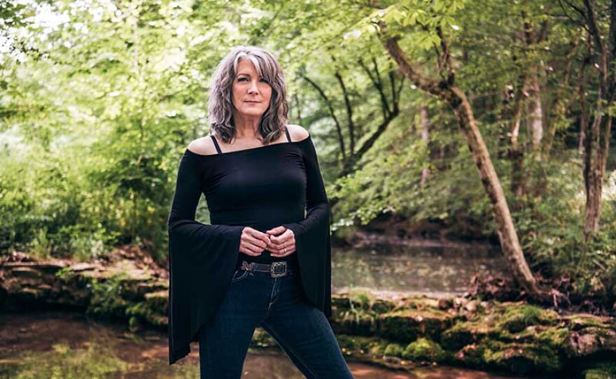 Kathy Mattea pays tribute to legendary female artists in "Iconic Women Of Country."
