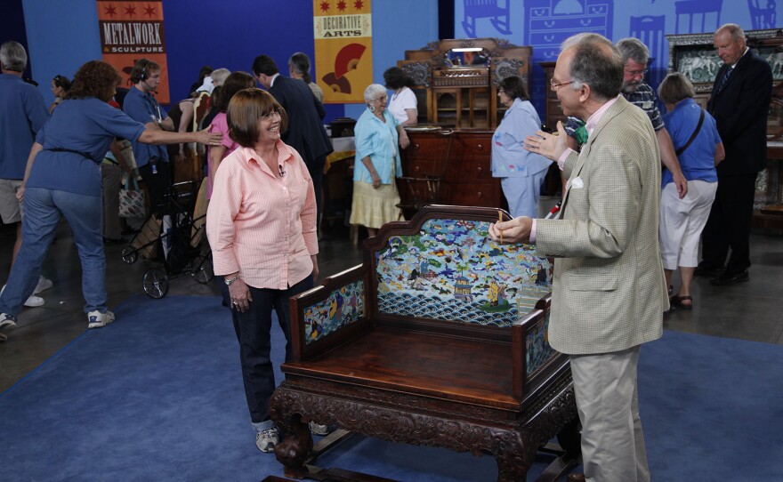 Lark E. Mason Jr. (right) appraises a Chinese cloisonné enamel and hardwood throne and footstool, ca. 1920, in Phoenix, Ariz. ANTIQUES ROADSHOW “Vintage Phoenix 2025, Hour 1” airs Monday, October 13 at 8/7C PM on PBS.