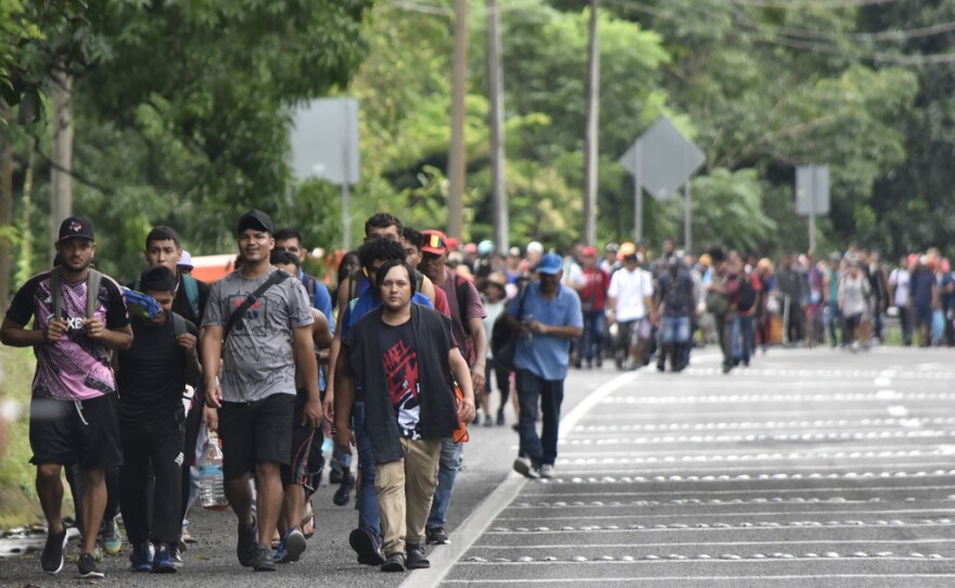 Migrantes caminan por Tapachula, estado de Chiapas, México, el miércoles 20 de noviembre de 2024, con la esperanza de llegar a la frontera con Estados Unidos. (Foto AP/Edgar H. Clemente)