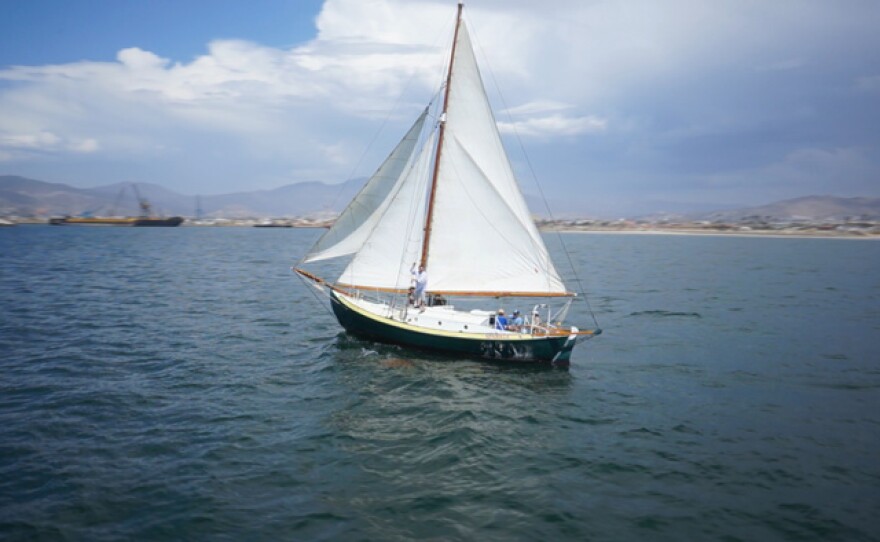 In this episode, host Jorge Meraz meets a sailboat racing team in Ensenada, Baja California, Mexico.