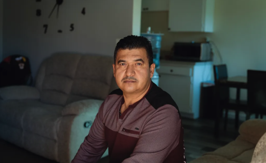 Alejandro Gamez en su casa en Hawthorne el 8 de noviembre de 2024. Foto de Zaydee Sanchez para CalMatters.