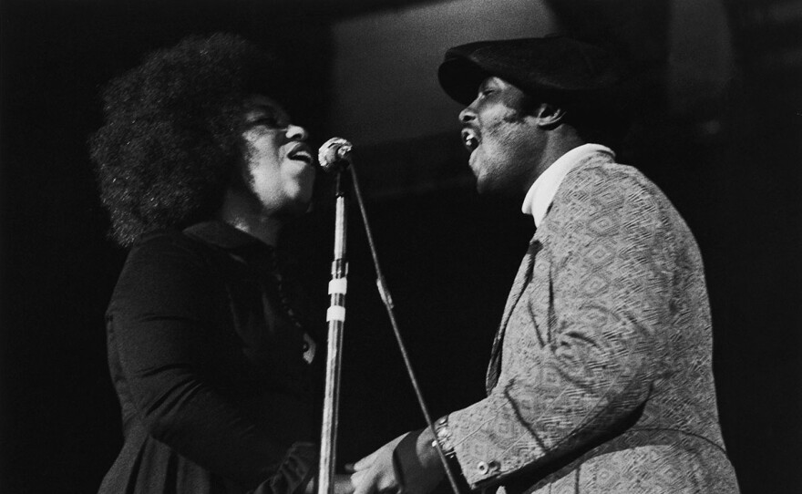 Roberta Flack performing with Donny Hathaway.