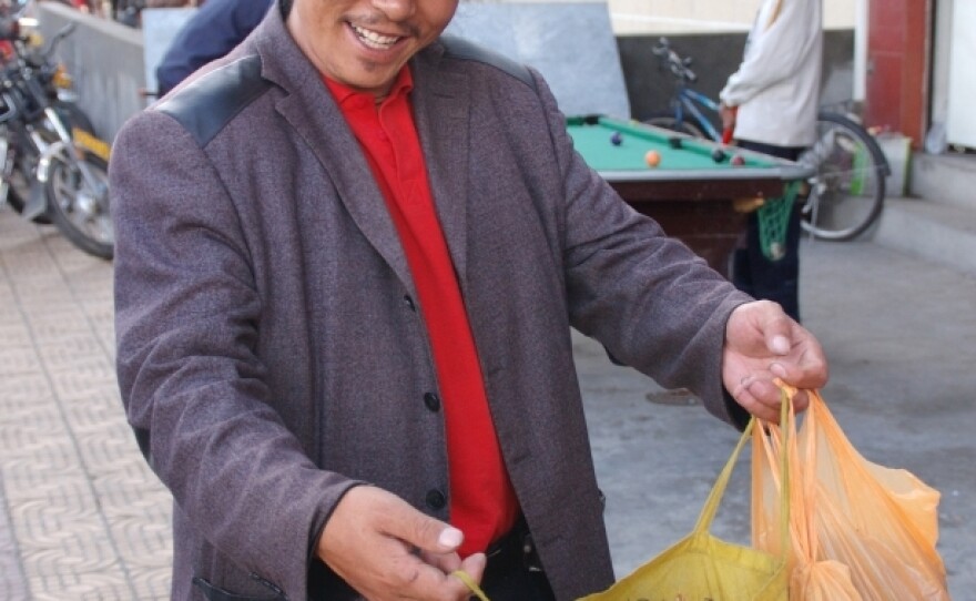 <p>A yartsa gunbu dealer in the town of Bayi, Tibet.</p>