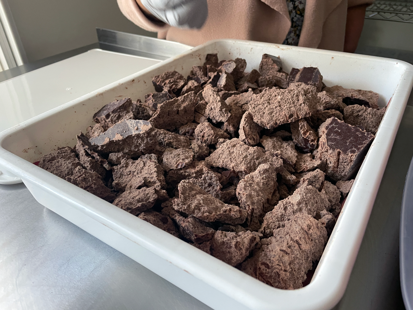 Raíz Chocolate after grinding, ready for tempering.