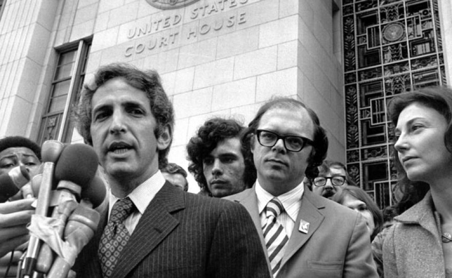 Daniel Ellsberg at the Los Angeles courthouse, 1973. Anthony Russo and Patricia Ellsberg are to his right.