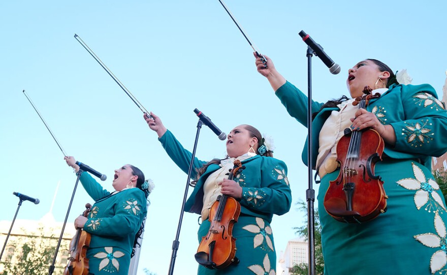 Mariachi Femenil Flores Mexicanas