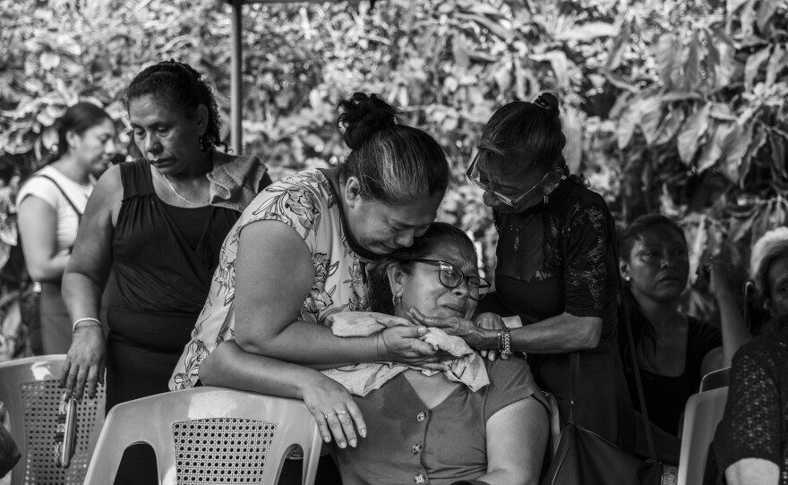 Relatives of Rodrigo Vázquez Jr., who died in a Salvadoran prison during the state of exception, mourn during his funeral on March 13, 2023.