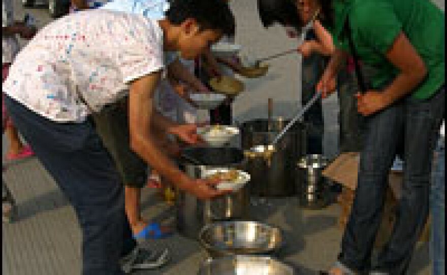 Volunteers dish up supper for the residents of quake-hit Shifang.