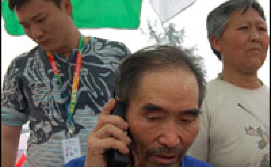 Luo Anzhe finally reaches his daughter in Beijing, via a free phone service set up by a telecom company. The 70-year-old man had not had contact with his children since the earthquake.