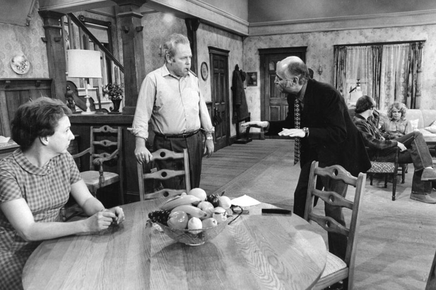 (l to r) Jean Stapleton, Carroll O'Connor, Norman Lear, Rob Reiner and Sally Struthers on the set of ALL IN THE FAMILY.