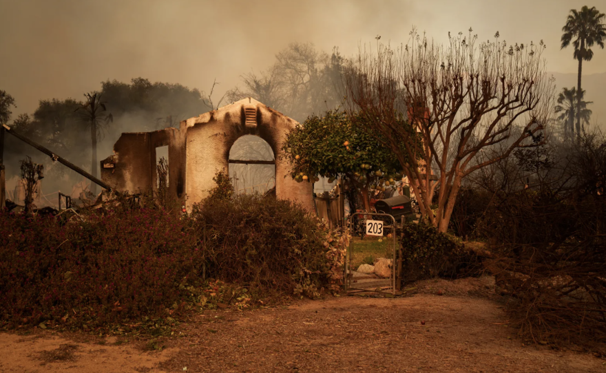 Los restos de una casa en llamas en un vecindario de Altadena quemada por el incendio de Eaton el 8 de enero de 2025. Foto de Jules Hotz para CalMatters