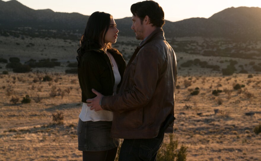 Jeanine Mason as Liz and Nathan Parsons as Max in the CW's Roswell, New Mexico.