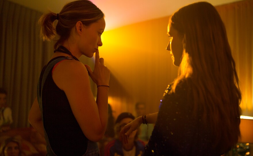 Director Olivia Wilde on the set of "Booksmart" with actress Kaitlyn Dever who plays Amy.