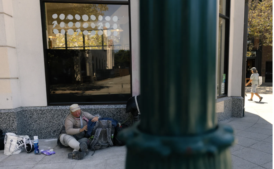 Roberta Titus, de 67 años, se sienta afuera de una tienda de jugos en Front Street en Santa Cruz el 7 de agosto de 2024. Foto de Manuel Orbegozo para CalMatters