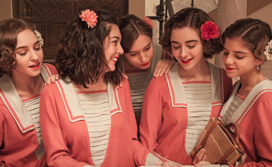 With Ramón’s help, Teresa discovers the connection between her father and Roberta's. Students are revolutionized with cosmetics, using lipstick to feel more beautiful, except for María Jesús. Macarena feels bad for Ángela.