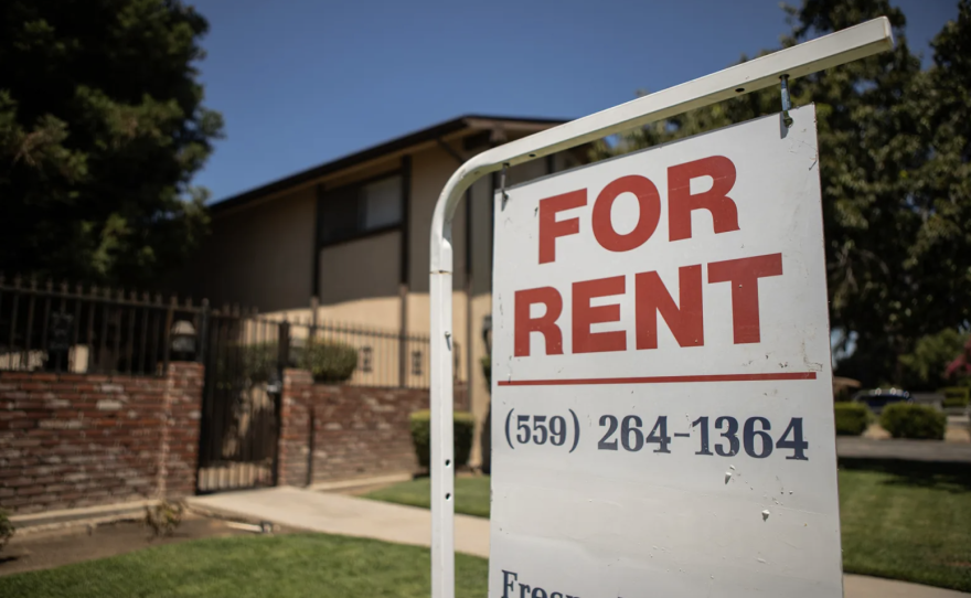 Un cartel de alquiler frente a un complejo de apartamentos en Tower District en Fresno el 27 de julio de 2023. Foto de Larry Valenzuela, CalMatters/Catchlight Local