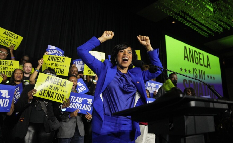 La candidata demócrata al Senado por Maryland, Angela Alsobrooks, anima durante un acto en la noche electoral, el 5 de noviembre de 2024, en College Park, Maryland. (AP Foto/Jess Rapfogel)