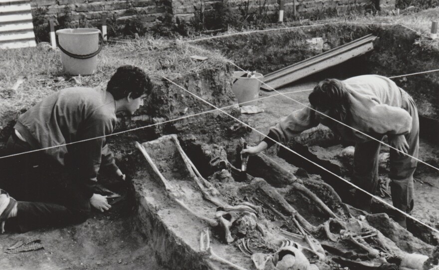 Luis Fondebrider and Patricia Bernardi, members of the Argentine Forensic Anthropology Team, work in the Avellenada Cemetery in the outskirts of Buenos Aires in 1985.