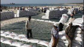 Somalis unload sacks of sorghum provided by the World Food Programme on Marka beach on Dec. 5. The food is destined for people displaced by the fighting in Mogadishu and living in camps around the capital.