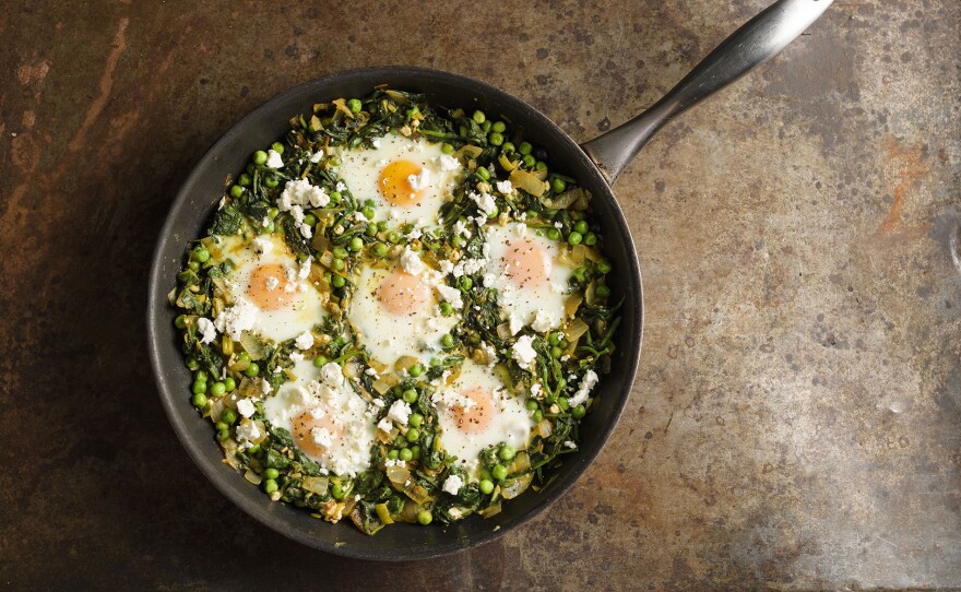 Green Shakshuka including leeks, spinach and peas