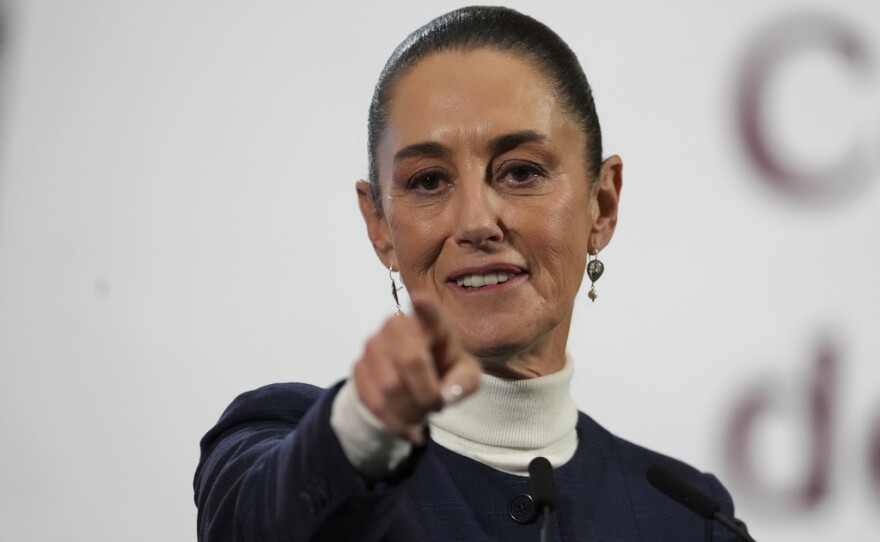 La presidenta mexicana Claudia Sheinbaum ofrece su conferencia de prensa matutina en el Palacio Nacional en la Ciudad de México, el lunes 3 de febrero de 2025. (Foto AP/Marco Ugarte)