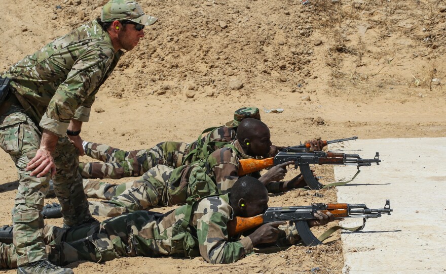 A U.S. Army Special Forces weapons sergeant observes a Niger Army soldier during marksmanship training as part of Exercise Flintlock 2017 in Diffa, Niger.