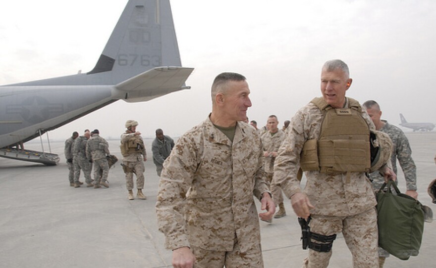 Gen. James T. Conway (right) and Maj. Gen Michael Regner